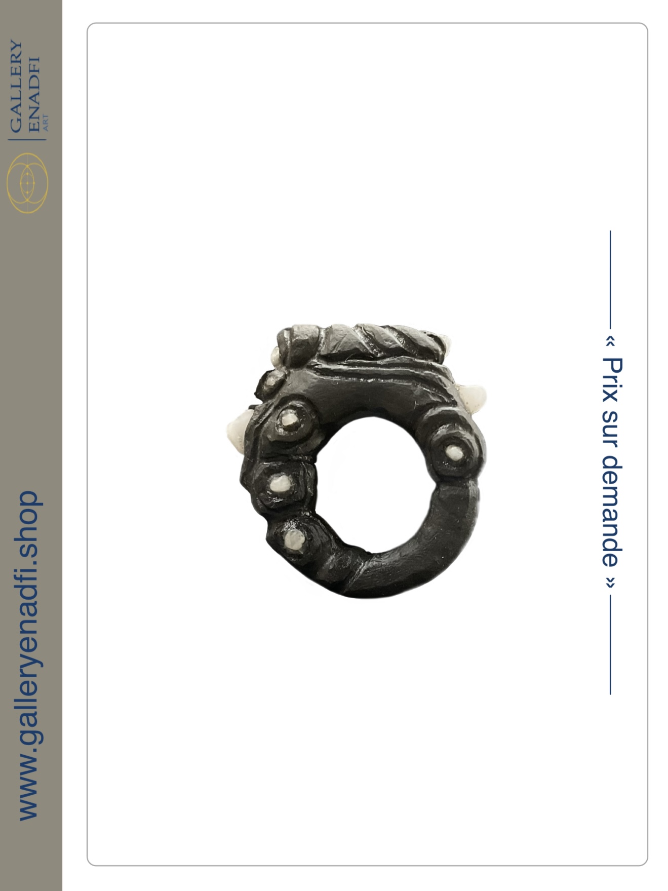 Bague : sculptée à la main